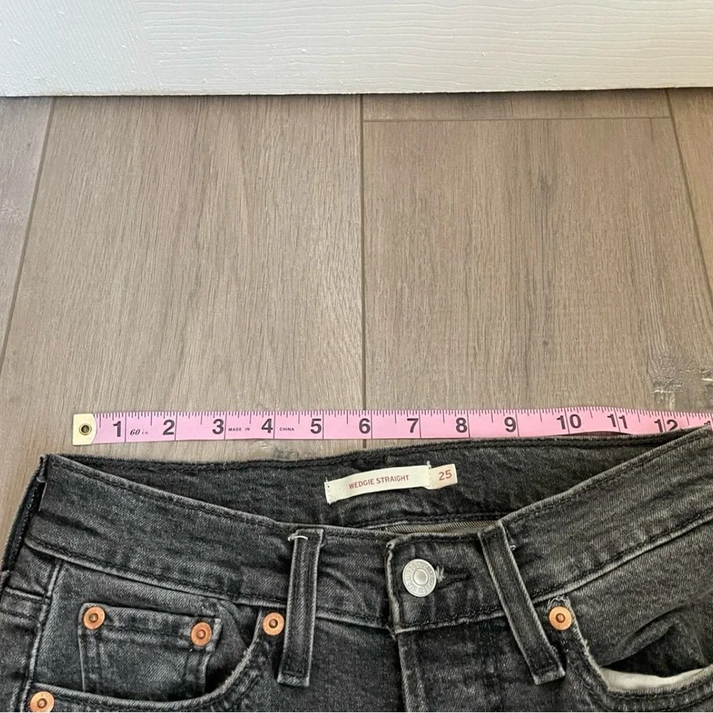 Levi's Women’s Wedgie Straight Faded Black Denim Jeans. W25” x L26”. - Picture 6 of 12